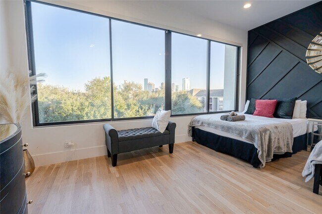 Building Photo - 709 Memorial Heights Dr