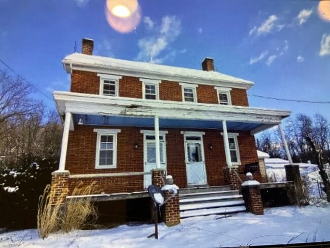 Tranquil Farmhouse close to all Amenities - 885 Mount Zion Rd