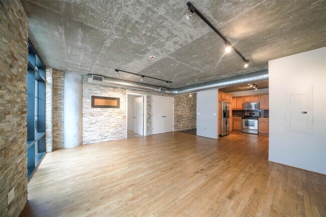 Building Photo - 1005 S Shepherd Dr
