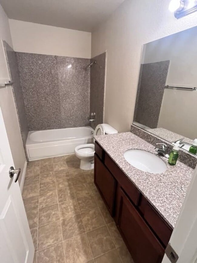 Building Photo - One Bed Condo in Southwest