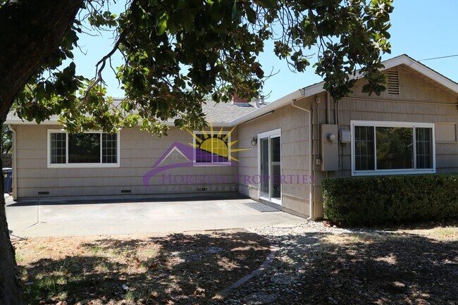 Building Photo - Unique 3 Bed 2 Bath + 2 bonus rooms 1,639 ...