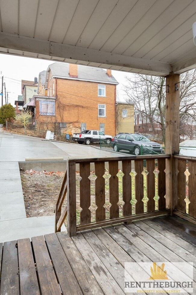 Building Photo - Updated 4BR 2 Full Bath House with Parking!