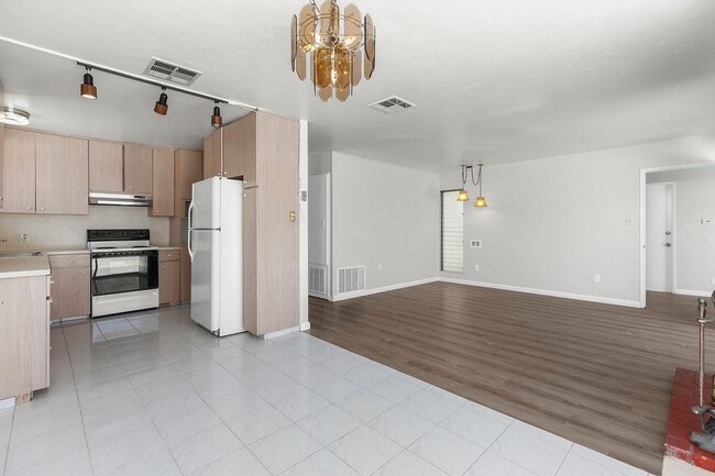 Building Photo - 4 Bedroom Home in Bay Park with Office and...