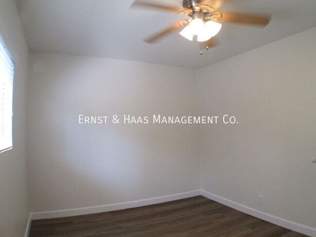 Building Photo - 230 E Hullett St