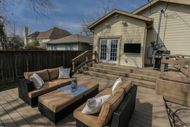 Building Photo - Newly Updated 3-Bedroom House in the Desir...