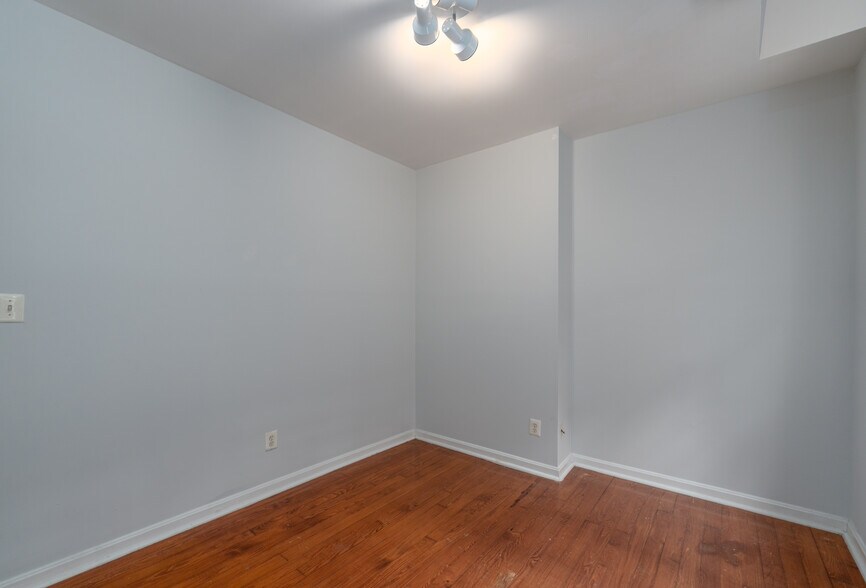 Building Photo - 926 S Hanover St