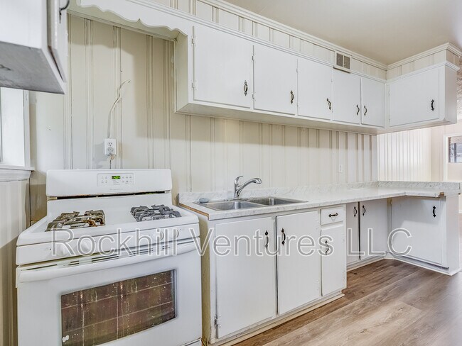 Building Photo - 6 Ronnie Ave