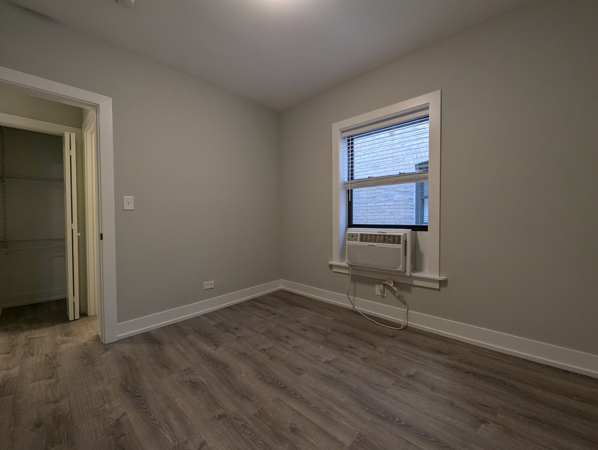 Building Photo - 711 W Brompton Ave