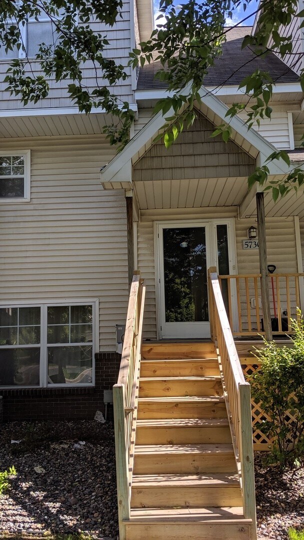 Building Photo - Location location location! This beautiful Fridley 3 bedroom townhouse, dont miss out!