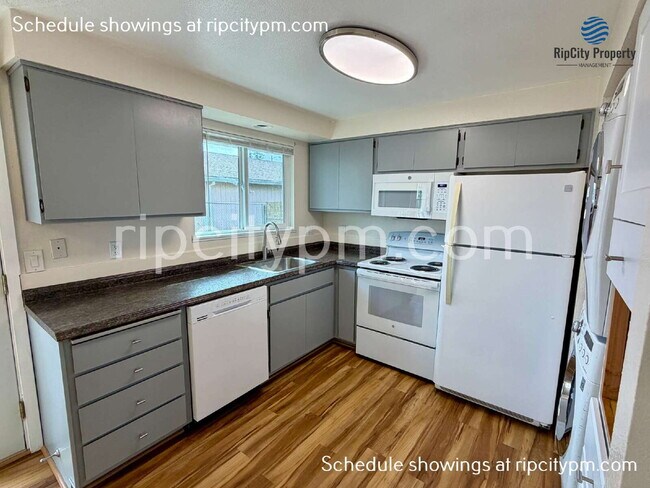 Building Photo - 11837 SE Gladstone St