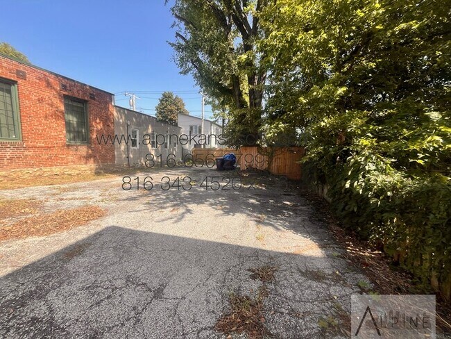 Building Photo - Cute HOUSE in Gillham Plaza, Gated Off Street Parking!