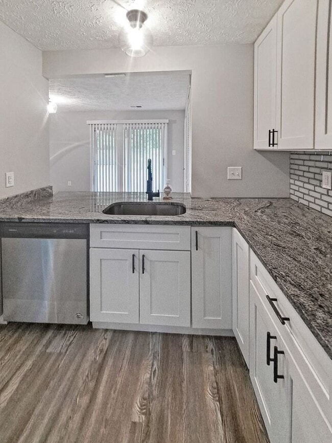 Building Photo - Gorgeous End Unit 2-Level Townhome in Wald...