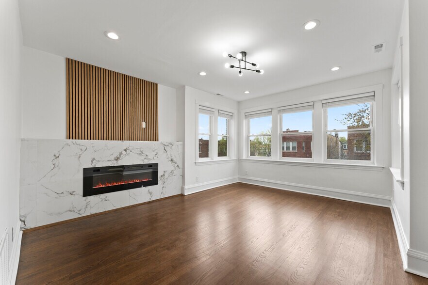 Building Photo - 5304 W Cornelia Ave
