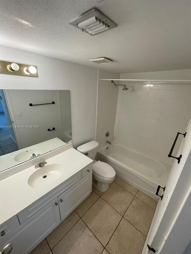 Building Photo - 5231 Geneva Ct