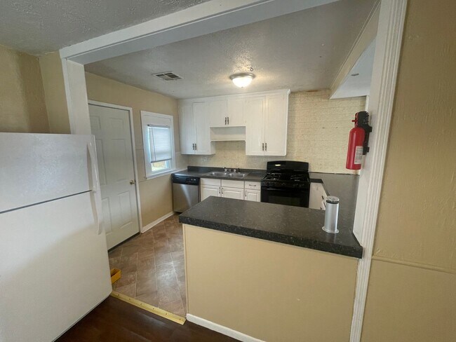 Building Photo - 2 bed 1 bath, laundry connections, large fenced yard, corner lot!