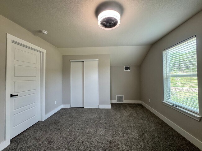 Building Photo - For Rent – 100 Brooklyn Dr, Canyon Lake, T...