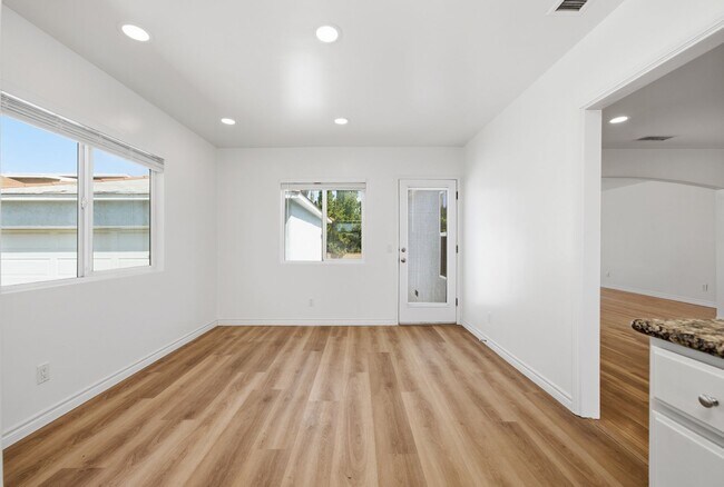 Building Photo - Spacious private backyard!