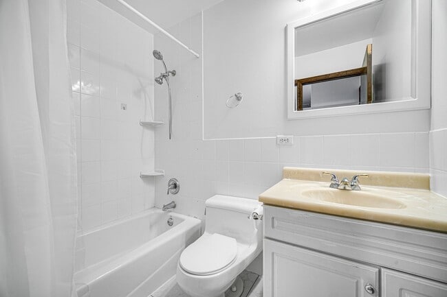 Building Photo - 4 Bed 2.5 Bath in Des Plaines