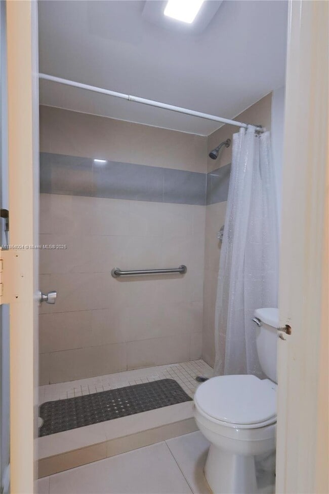 Building Photo - 3701 N Country Club Dr