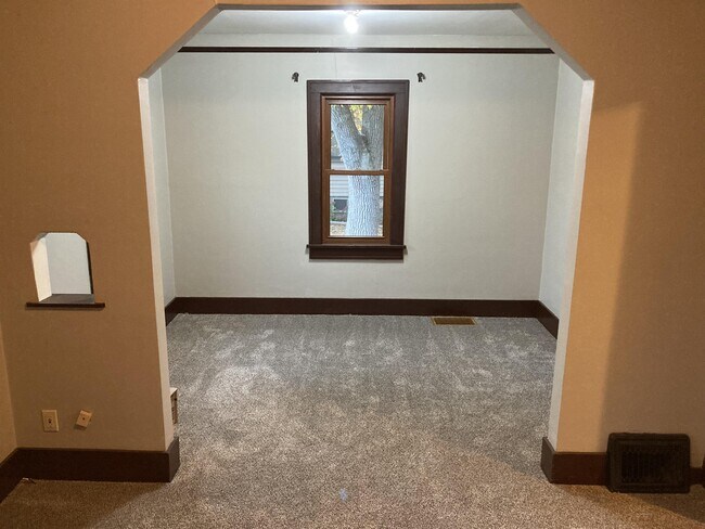 Building Photo - 630 W 7th Ave