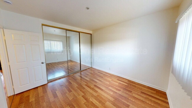 Building Photo - 4041 Oakcrest Dr