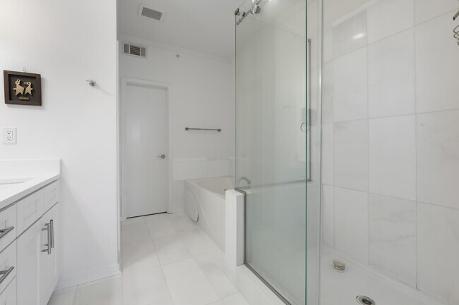 Building Photo - 380 Island Dr