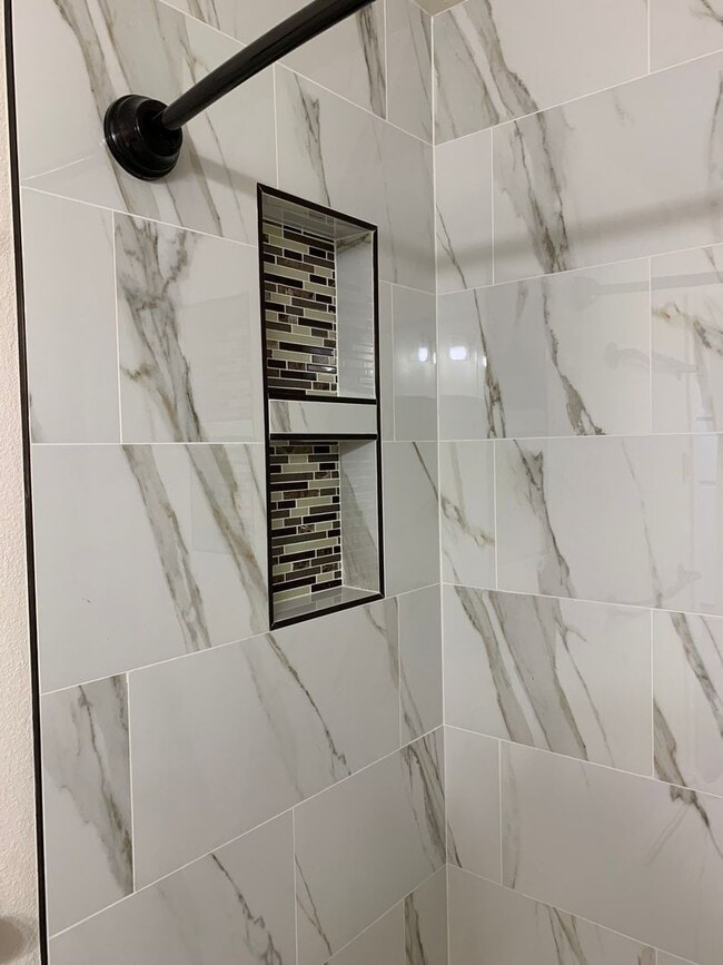 Building Photo - 2 Bdrm 1 Ba | Baxter & Northern Lights are...