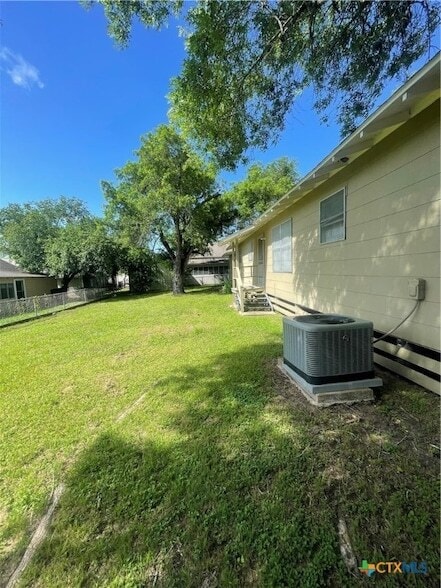Building Photo - 210 Maurine St