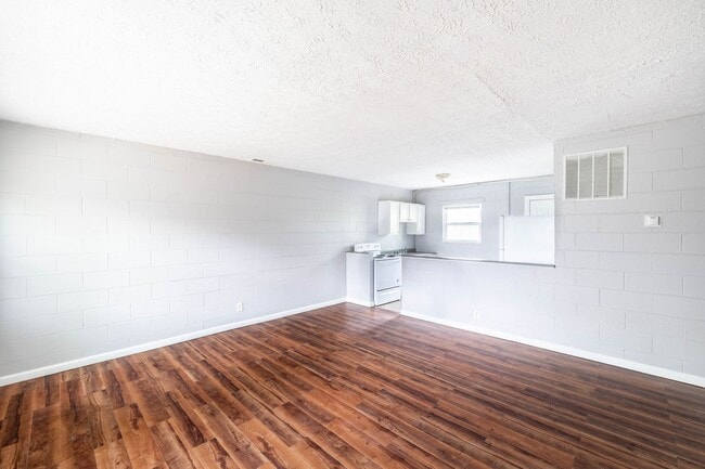 Building Photo - 1 Bed, 1 Bath Pet-Friendly Apartment with Shared Yard