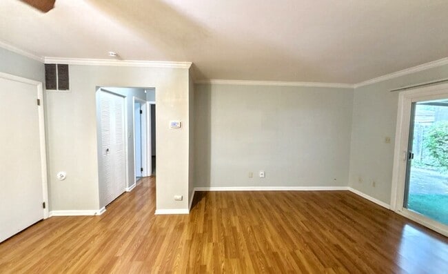 Building Photo - 2324 Woodbrook Cir N
