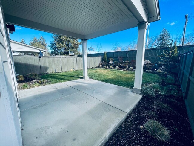 Building Photo - Spacious 3-bedroom and 2nd living room 2 1/2-full bath with New carpet, pad and LVT flooring