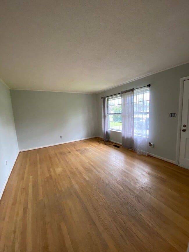 Building Photo - 3 Bedroom 1.5 Bath House