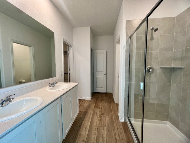 Building Photo - 118 Jenkinson Dr
