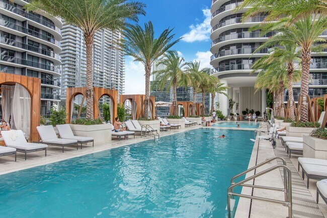 Building Photo - 801 S Miami Ave