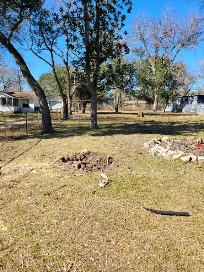Building Photo - 822 Retama St