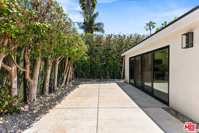 Building Photo - 8916 Ashcroft Ave