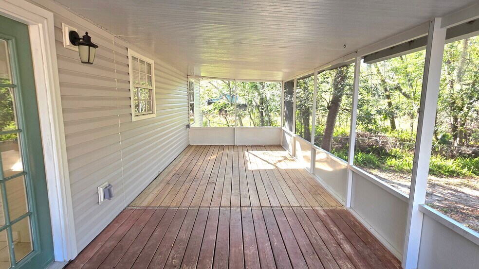 Building Photo - 325 E Plymouth Ave