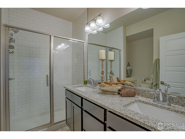 Building Photo - 294 E Chestnut St