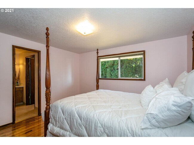 Building Photo - Beautiful 6 Bedroom Home in West Linn's Sunset Neighborhood with Huge Daylight Basement, Large Pr...