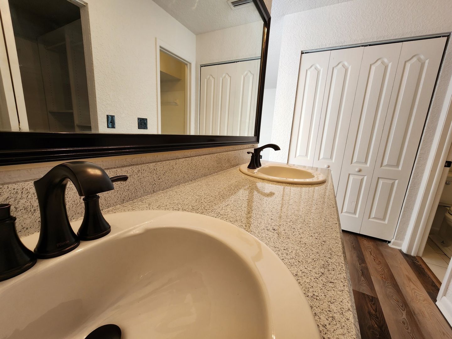 Building Photo - 14919 Old Pointe Rd