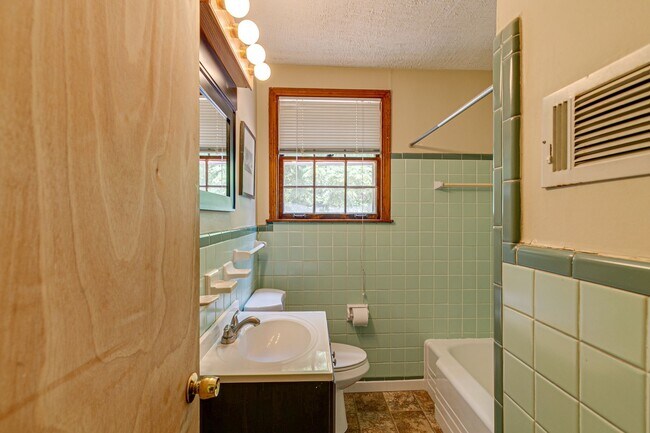 Building Photo - Cozy One Story, 3 bedroom, 2 baths, 1411 sqft