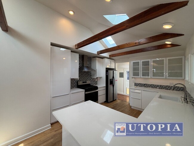 Building Photo - Charming, Sun-Filled 2BD/1BA Home on Quiet...