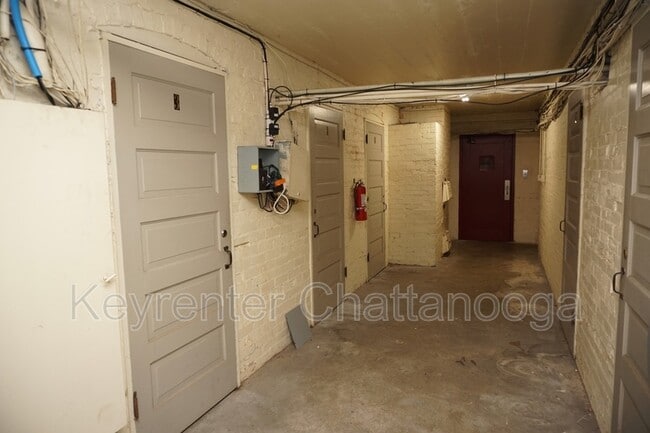 Building Photo - 190 N Crest Rd