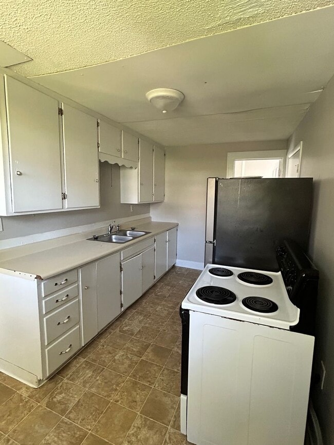 Building Photo - Two bedroom duplex