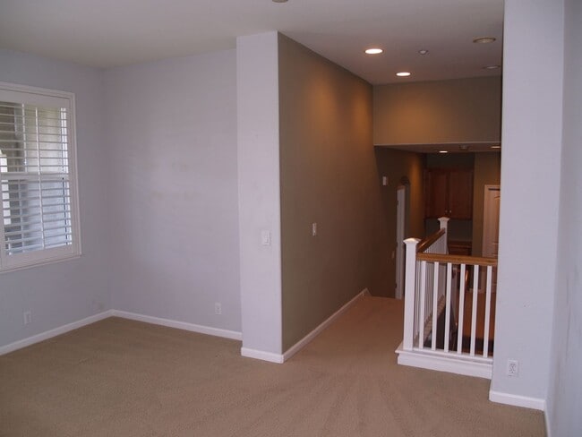 Building Photo - Beautiful end-unit Townhouse 3 bedrooms/2....
