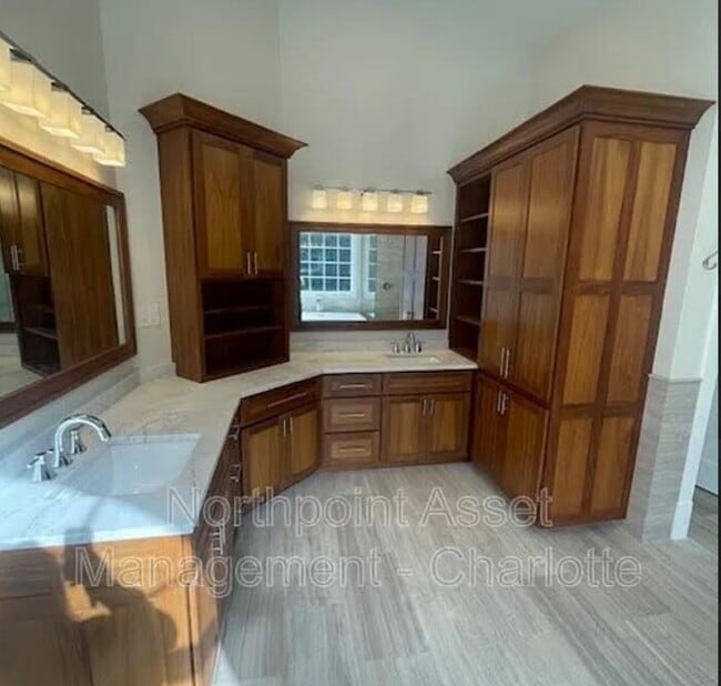 Building Photo - 3 bedroom custom home on tons of acreage w...