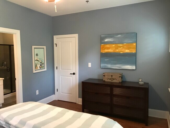 Building Photo - 100 N Laurel Ave