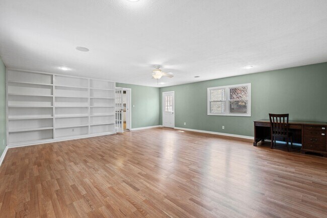 Building Photo - 562 Lone Oak Dr