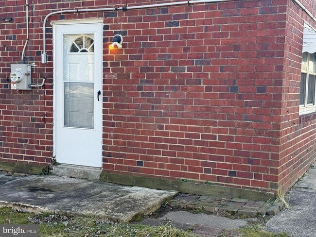 Building Photo - 119 Larch Ave