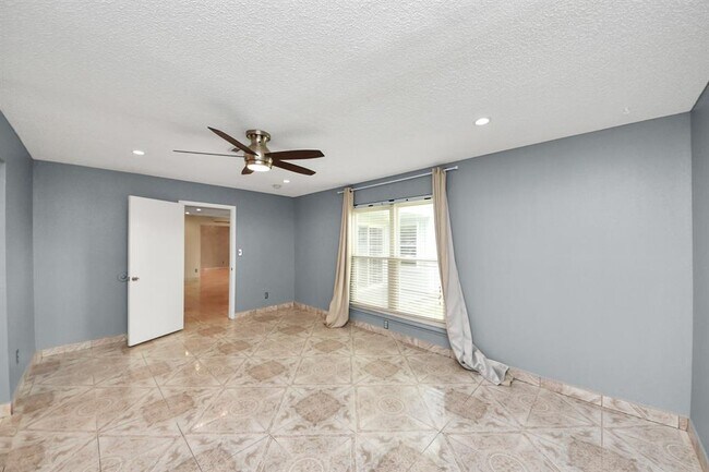 Building Photo - 2029 Highland Hills Dr